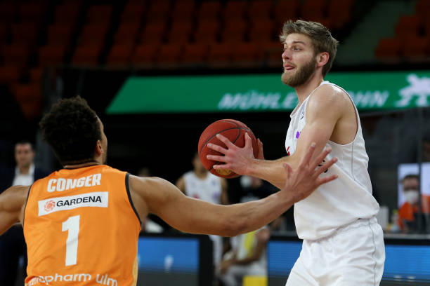 球在国际舞 球在国际舞