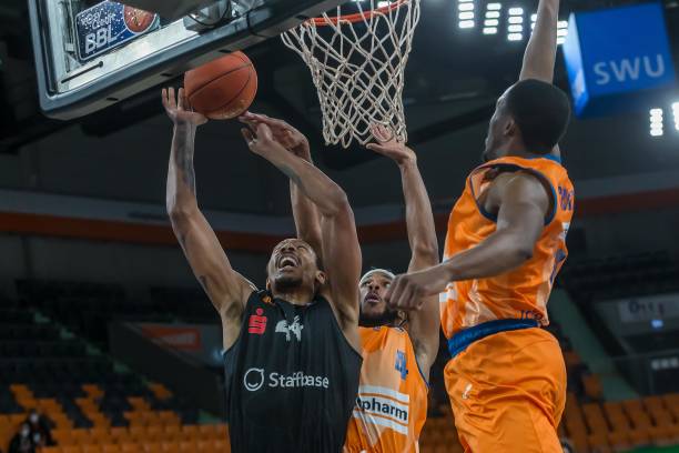 一个现代足 一个现代足